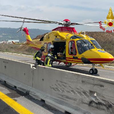 Mezzo pesante travolge due operai sulla A31: un morto e un ferito grave