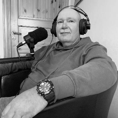 Bommen møter John Toresen. Veteranen som som stiller opp for lokal folket, lokal historie og mennesker på flukt.