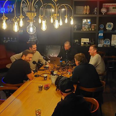 Het vaste trio aan tafel met het losse trio