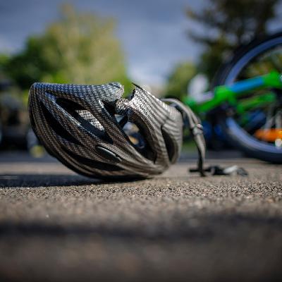 Weniger Schmerzensgeld für Radfahrer ohne Helm?
