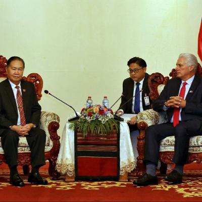 Presidente cubano fortalece lazos históricos con Laos en visita de Estado