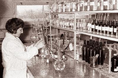 Država odpira vrata laboratorijev, raziskovalke vzletijo