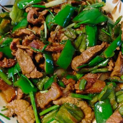 佳翔故事 晚饭给佳佳炒了一盘辣椒炒肉