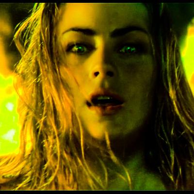 La Novena puerta: Quién es la misteriosa chica de la película y Qué sucede realmente
