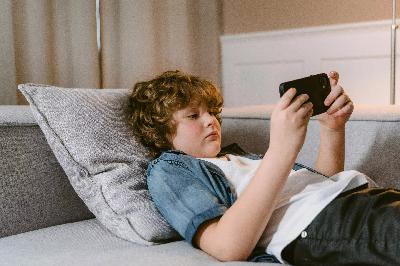 Social-Media-Verbot für die Jungen? (Oder doch besser für die Alten?) Social-Media-Verbot für die Jungen? (Oder doch besser für die Alten?)