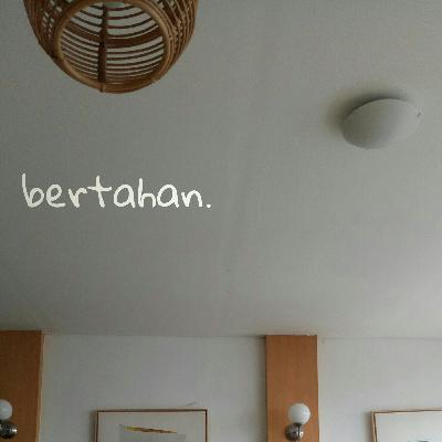 bertahan.