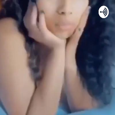 Ein attraktives nacktes Mädchen was Asmr macht.