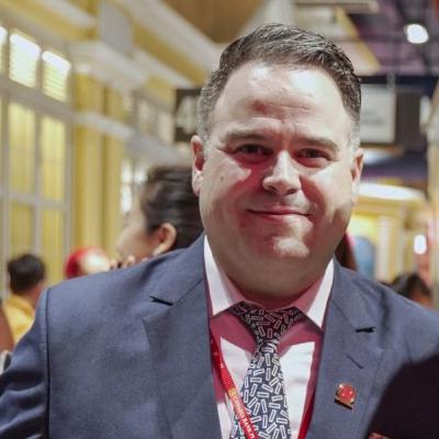 នាយក​ផ្នែក​ទីផ្សារ​និង​ទំនាក់ទំនង| Head of Marketing and Corporate Communications