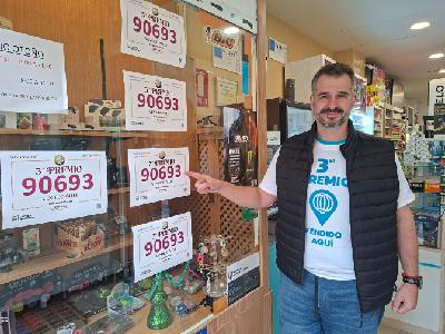 Directo con Juan José Ferrer, vendedor del tercer premio en la avenida Medina Azahara en Córdoba Directo con Juan José Ferrer, vendedor del tercer premio en la avenida Medina Azahara en Córdoba
