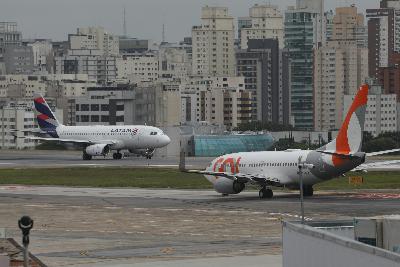 Aéreas cobram resposta imediata após alta do querosene de aviação