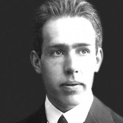 Aqui você poderá escutar a biografia do físico Niels Bohr.