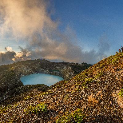 El tesoro oculto de Indonesia: un volcán único en el mundo con tres cráteres de distintos colores