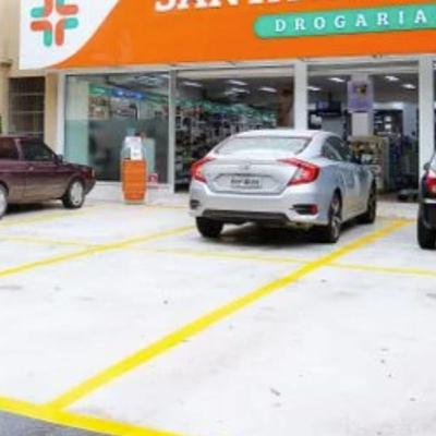 É permitido estacionar em vagas de farmácia sem ser cliente? Entenda!