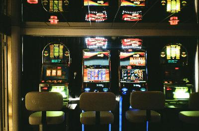 Risk and reform: Experts campaign poker machine loss limits across Australia