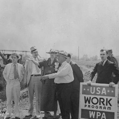 S8 Ep212: CONGRESSIONAL SPENDING AND THE REVERSE MIDAS TOUCH Colleagues Dave Hebert and Peter Earle. Hebert and Earle argue that Congressional spending exacerbates problems in education and healthcare by subsidizing demand while restricting supply through regulatio