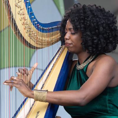 Brandee Younger, desafía los géneros y las etiquetas con su arpa.