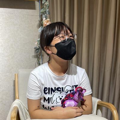 爸爸工傷腦損 媽媽精神失常 妹妹送養赴美 我在寄家求生存學長大【小K】