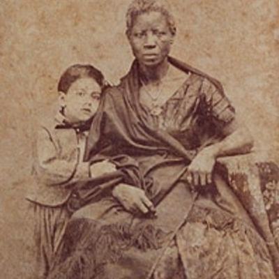 Imagem Fotográfica "Augusto Gomes Leal com a. Ama-de-Leite Mônica"
