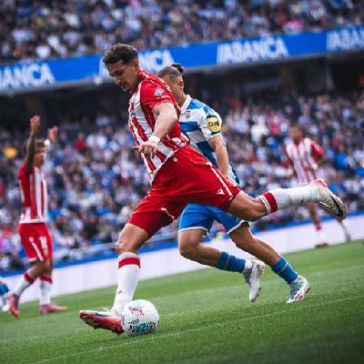 El Almería vuelve a casa y estrena césped