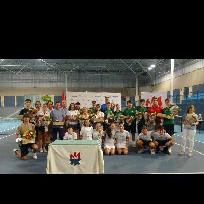 Tenis con los campeones navarros absolutos Lucía Ibarrola e Ibai Celada