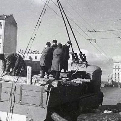 S8 Ep549: 1. Alan Philps introduces *The Red Hotel*, detailing Moscow's Metropol Hotel in 1941. Foreign correspondents struggled with Soviet censorship while relying on Russian secretaries for survival. British communist Charlotte Haldane arrives, idealistically se