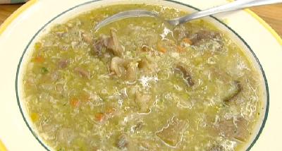 David de Jorge nos enseña como prepara una sopa de gallina turuleta para combatir el frío