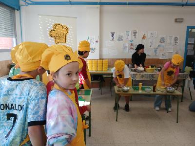 La Escuela de Chefs de Alimerka regresa a las aulas de los colegios de Asturias y Castilla y León. La Escuela de Chefs de Alimerka regresa a las aulas de los colegios de Asturias y Castilla y León.