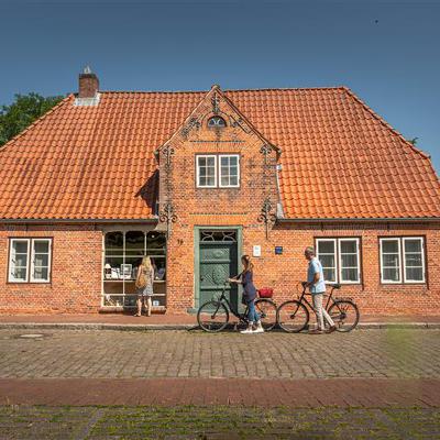 Hinterm Tresen des Haus Peters: Gewürze, Geheimnisse und Geschichten eines alten Kaufmannsladens Hinterm Tresen des Haus Peters: Gewürze, Geheimnisse und Geschichten eines alten Kaufmannsladens