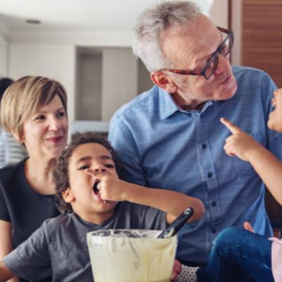 Los abuelos, los padres y los nietos.