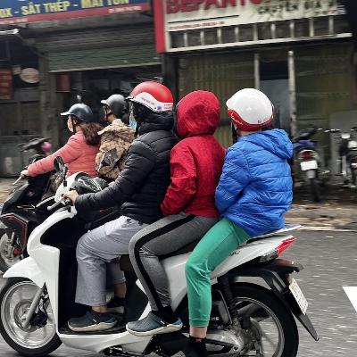 Thị thành ký: Đội mũ cho an toàn hay để đối phó? Thị thành ký: Đội mũ cho an toàn hay để đối phó?