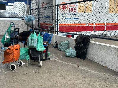 Moradores em situação de rua buscam acolhimento na UPA de Ricardo de Albuquerque; pacientes reclamam