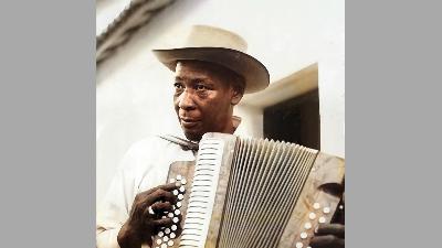 Alejo Durán fue el único que dictó clases de acordeón en una canción Alejo Durán fue el único que dictó clases de acordeón en una canción