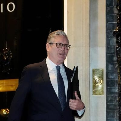 Starmer under pressure after aides quit