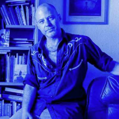 "עַם הפודקאסט": המשורר והעורך עודד כרמלי
