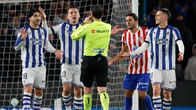 ¿Está bien anulado el autogol de Sorloth? Iturralde González explica el polémico fuera de juego del Real Sociedad-Atlético
