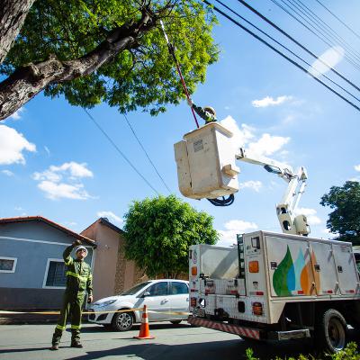 Orientações sobre como conviver com a eletricidade na rua