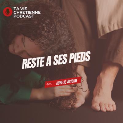 A ses pieds