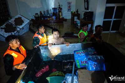 Bản tin trưa 10/10: Trắng đêm mang từng hộp cơm cho người dân Hà Nội bị cô lập