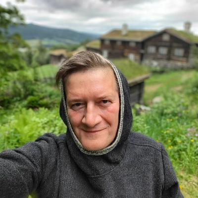 Włada językiem elfów i odkrył polskie korzenie Tolkiena. Ryszard „Galadhorn” Derdziński | Szukam Człowieka