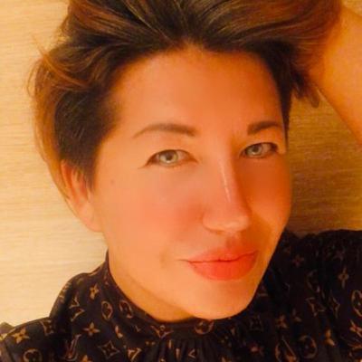 НАСЛАЖДЕНИЕ: ФИНАНСОВАЯ СВОБОДА находиться в поклоне благодарности к маме.
