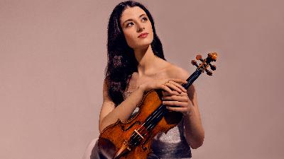 Violinist María Dueñas and percussionist Claire Edwardes Violinist María Dueñas and percussionist Claire Edwardes