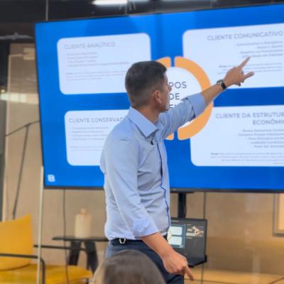 Rodrigo Rasina #96 | Você sabe o que é A.I.D.A. A estratégia de vendas que conduz o cliente até a compra. Rodrigo Rasina #96 | Você sabe o que é A.I.D.A. A estratégia de vendas que conduz o cliente até a compra.