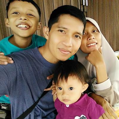 Membaca buku: Aku Ingin Tahu: Bintang Berkelip. Karya Carole Stott
