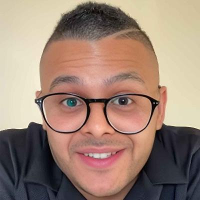 NÉ EN ÉGYPTE, IL A TOUT FAIT POUR VENIR VIVRE EN FRANCE