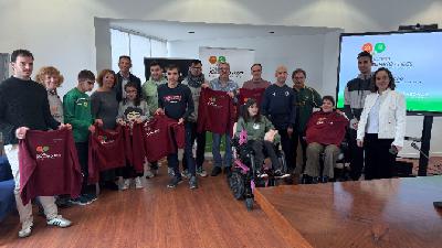 Anselmo Lanuza de Aspace Huesca explicar el torneo de pádel solidario