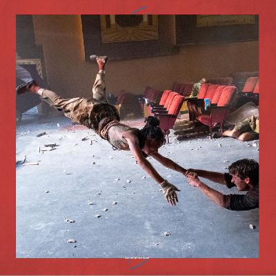 Se enamoran en medio de la tormenta y casi salen volando