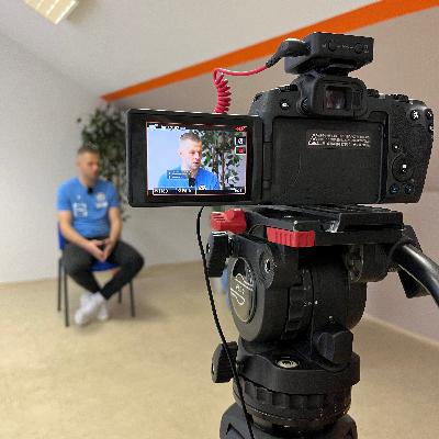 #132 DENIS VAVRO: “Mal som viac policajných áut, ako keď vystúpi prezident.”