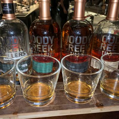 S9E180 ESP Final de la temporada 9. Woody Creek Distillery de Colorado.