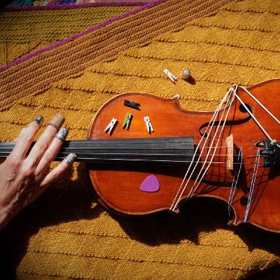 Avec une aiguille à tricoter, Julie Michael transforme son alto en instrument de percussion