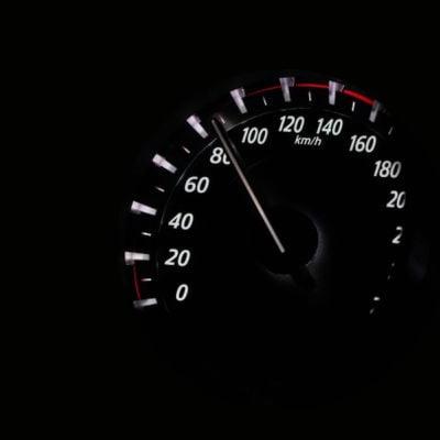 É 40, 50 ou 60km/h? Entenda as diferenças entre os limites de velocidade no trânsito!